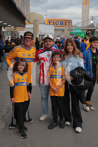 Chester Perez, Vanessa García, Andrés Esparza, Chester Jr y Max Perez 2