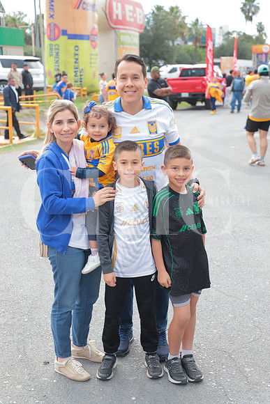 Daniel Carrillo y Familia 4