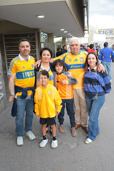 Adrián Garza, Rosy Saenz, Humberto Garza, Pamela Palma, Bruno Garza y Maximiliano Garza 2