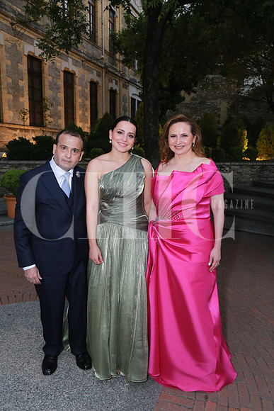(papás y hernana del novio) Carlos Marcos, Ana Paula Marcos y Arlette Romero de Marcos (3)