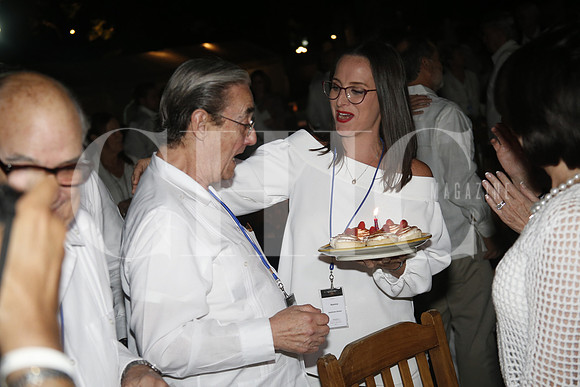 Jorge Zambrano en su cumpleaños y Romina Zambrano con el pastel