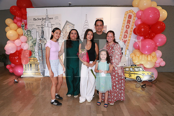Roberta Alcocer, Lizzette de Alcocer, Akeni Támez, Eduardo Támez, Regina Alcocer y Margarita Alcocer