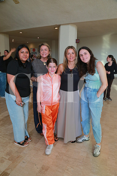 Abigail Hernández, Bárbara Haynes de Camelo, Roberta Camelo, Roby González y Fernanda Camelo