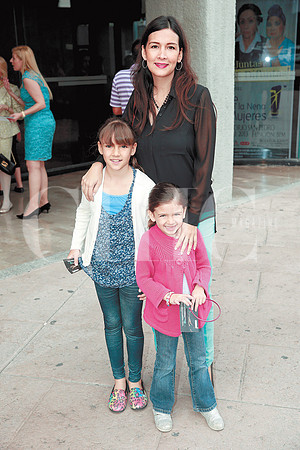 Silvia de Gómez Junco, Marella Junco y María Junco