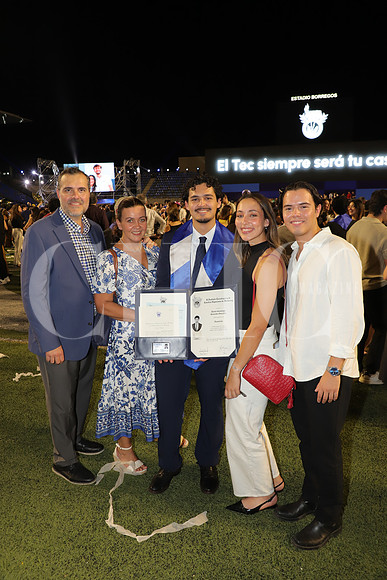 David Saucedo, Mariana Gomez, Santiago Saucedo, Isabella Saucedo y Patricio McQuad 5