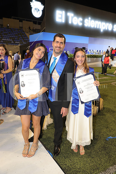 Larisa Cruz y Loretta Gutierrez de Velasco 1