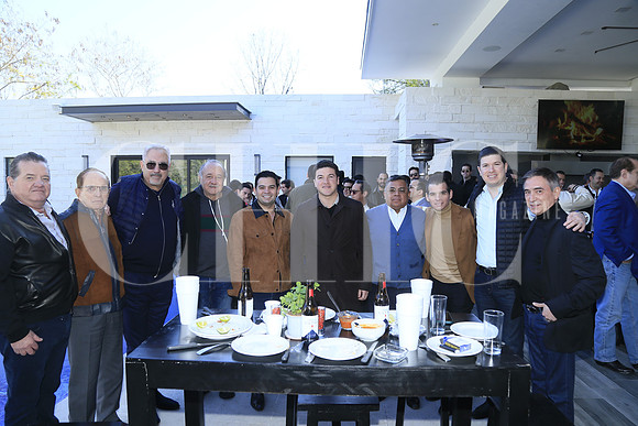 Marcelo Flores junto a familiares y amigos