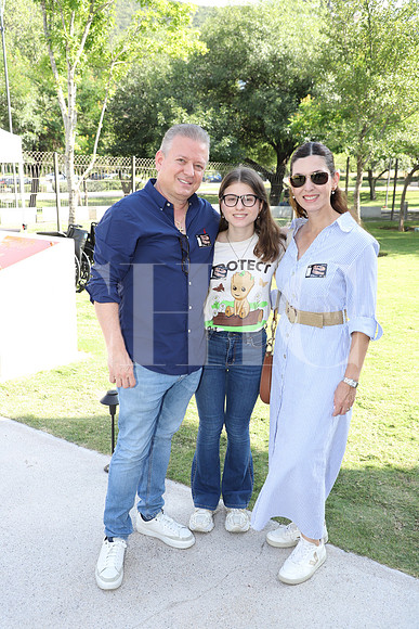 Carlos López, Vanesa López y Lilian de López 1