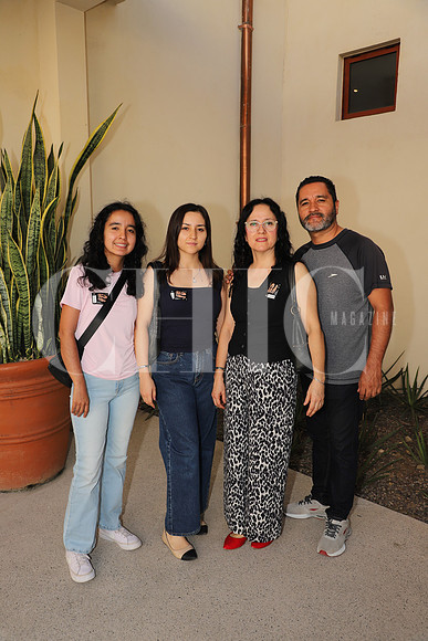 Julia Olguin, Ximena Olguin, Alma Luz Gajero y Eduardo Olguin 0