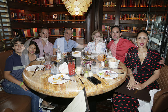 (rest Madalena) Patricio Velez, Pia Velez, Juan Carlo Velez, Juan Velez, Magda Lamas de Velez, Eduardo Vele y Gabriela Sánchez