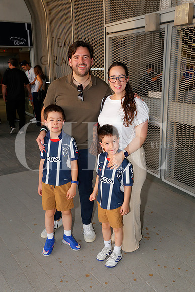 Claudia Chapa, Carlos Gomez, Carlos Gomez y Andrés Gomez 2