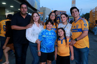 Chema Morales, Ana Cavazos, Ana Sofia Morales, Thelma Benavides, Josué Corral, Chema Morales y Luciana Morales