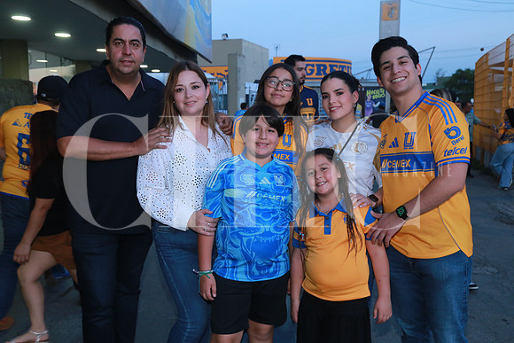 Chema Morales, Ana Cavazos, Ana Sofia Morales, Thelma Benavides, Josué Corral, Chema Morales y Luciana Morales