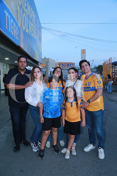 Chema Morales, Ana Cavazos, Ana Sofia Morales, Thelma Benavides, Josué Corral, Chema Morales y Luciana Morales (2)