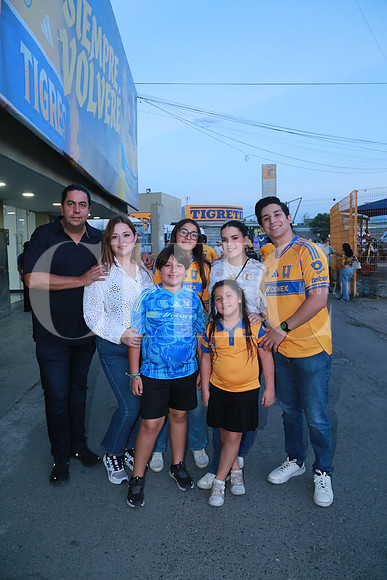 Chema Morales, Ana Cavazos, Ana Sofia Morales, Thelma Benavides, Josué Corral, Chema Morales y Luciana Morales (3)