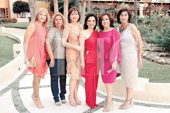 La mamá de la novia con un grupo de amigas