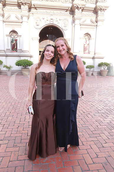 Erika Sánchez y Alejandra Barrera de Cardona (2)