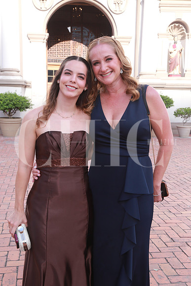 Erika Sánchez y Alejandra Barrera de Cardona