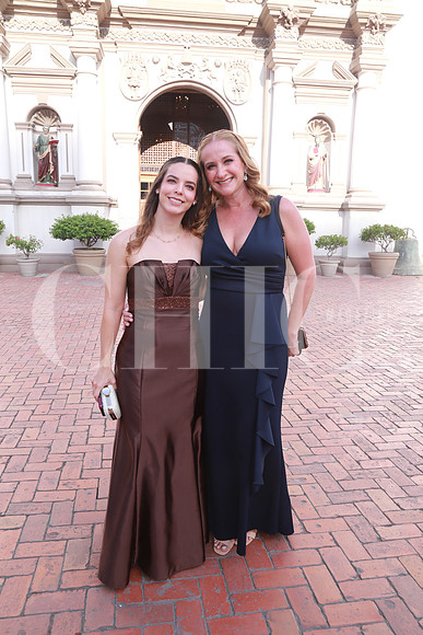 Erika Sánchez y Alejandra Barrera de Cardona (3)