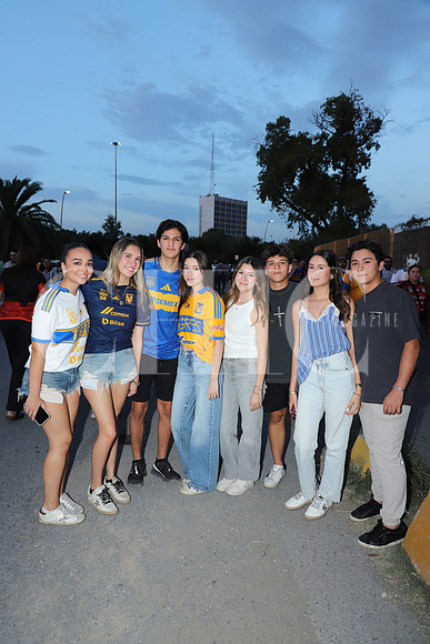 Carolina Martínez, Giselle Martínez, Miguel Mora, Daniela Bernal, Aranza Escobdo, Héctor Villarreal, Ana Victoria Salinas y Erik Hernández 0