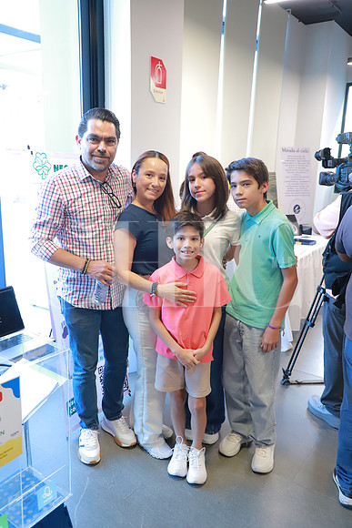 Javier Vega, isela Sanchez, Simon Vega, Xavier Vega y Ximena Vega 3