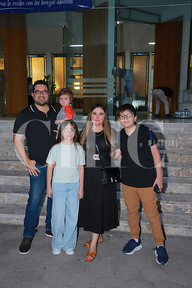 César Obregón, Christian Obregón, Catherine Obregon, Diana Canales y Christopher Obregon 2