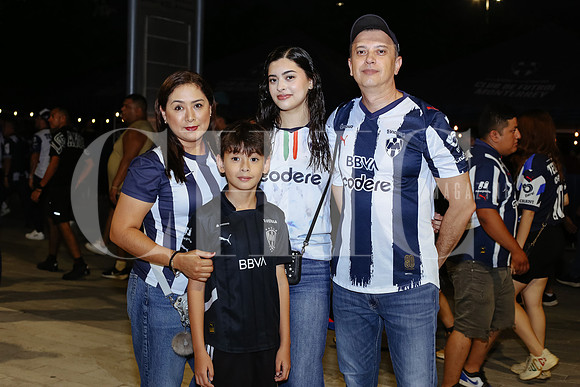 Eugenio Benavides, Myrna Garcia, Natalia Benavides y Sergio Benvides