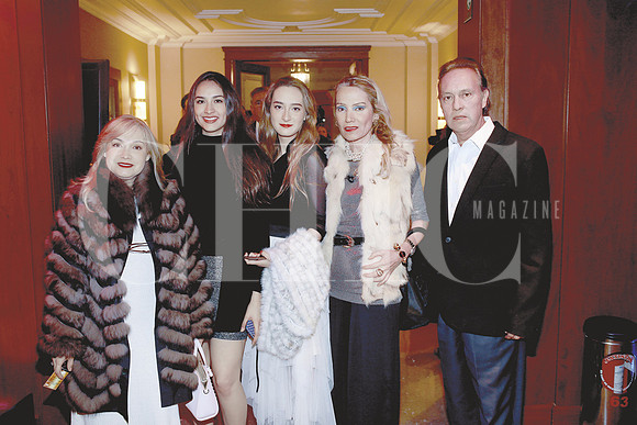 Laura Huerta de Fernández, Ivana Fernández, Camila Fernández, Celina Calderón de Páez y Alberto Páez