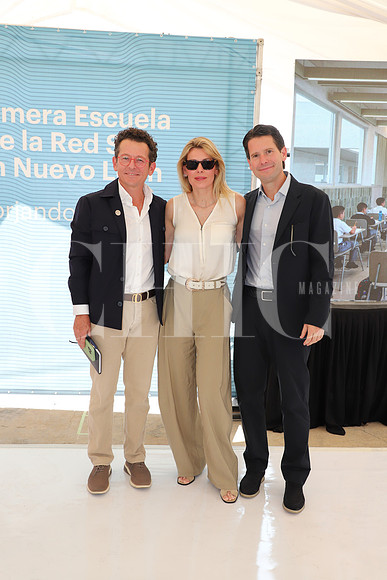 Francisco González, Valeria González y Jesús Dionisio González1