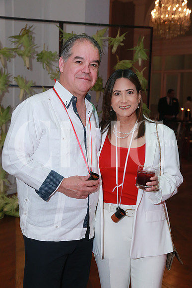 Luis Martínez y Laura Villalobos de Martínez
