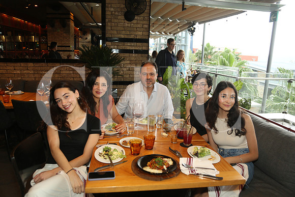 Paula Forneli, Adriana Garza, Alberto Morales, Loreta Forneli y Denis Forneli0