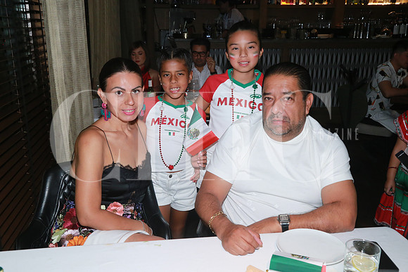 (Rest. Cuerno) Janette Diaz, Renata García, Camila García y Michel García (2)