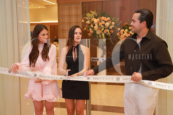 Melissa Flores, Alejandra Treviño y Fernando Perez 16