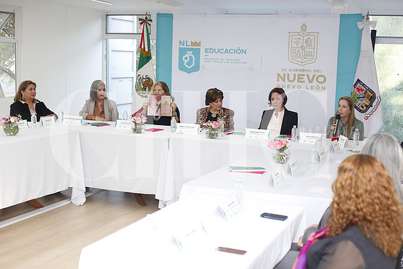 Entrega libros Paseo de la mujer 15
