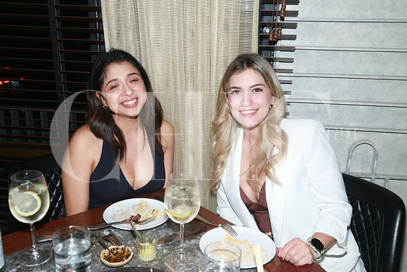(Rest. Cuerno) Belén Villanueva y Johangela Moreno