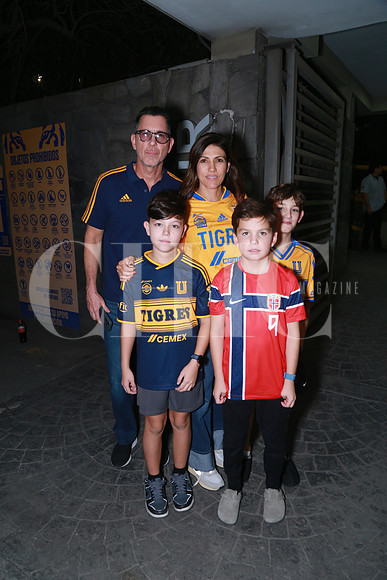 Roger Harris, Annik de Harris, Alex Rodríguez, Marcelo Alanis y Roger Harris
