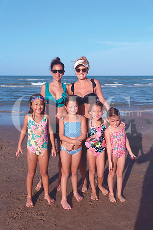 PRISCILA RODRÍGUEZ, DANIELA DE LA GARZA DE GORENA, KATY GORENA, JULIETA MARTÍNEZ, SOFI GORENA Y ELISA MARTÍNEZ
