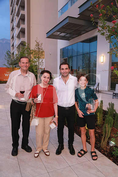 Hector Elizondo, Maye Castillo de Elizondo, Gabriel Elizondo y Gabriel Elizondo (2)
