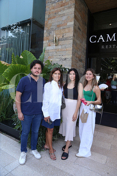 Andrés Esparza, Cony Garía, Roberta Esparza y Renata Esparza