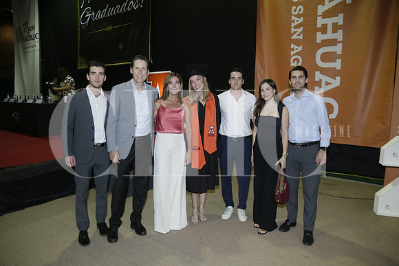 Diego Benitez, Alfonso Benitez, Claudia Mena, Paulina Benitez, Andres Cueva, Fernanda Benitez y Alfonso Benitez