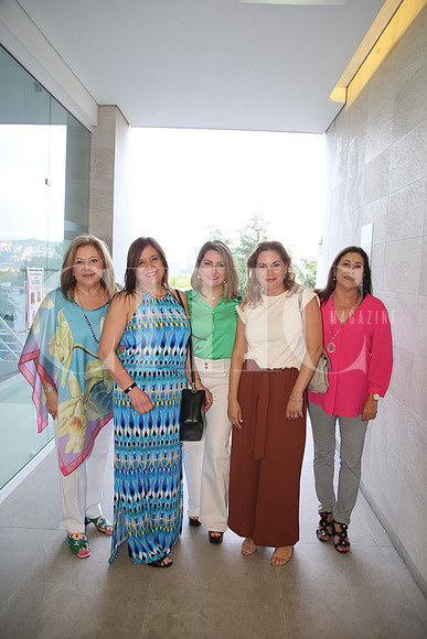 Martha Torres, Debora Canavati, Suly Galván, Claudia Galván y Julieta Torres
