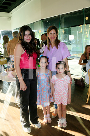 Ana Regina Flores, Ana Patricia San Vicente, Vivian González y Denisse González