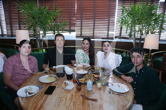 Bernardo Almaguer, Ricardo Garza, Karina Navarro, Ana Garza y  Diego Garza
