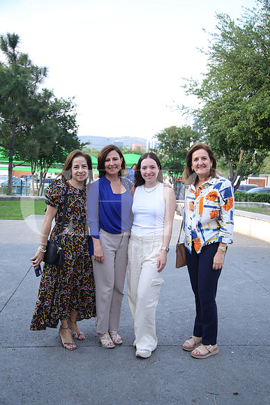 Adriana Garza, Bicha Palazuelo de Cueva, Mariana González y Martha Páez de Dillon