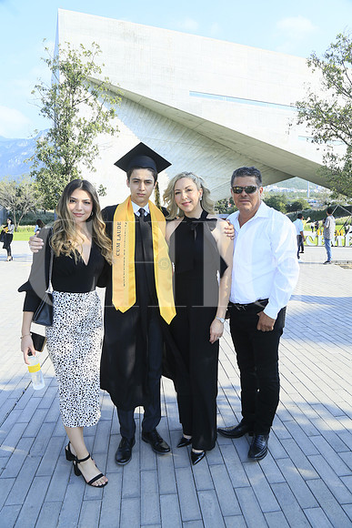 Ayari Almaguer, Missael Almaguer, Elena Robles y Juan Almaguer