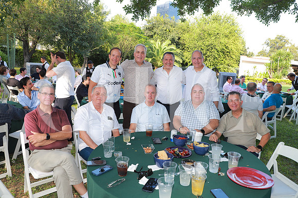 Carlos Martínez, José Castro, Mauricio Ravizé, Jorge Rodríguez, Jua n Manuel Rodríguez, Gonzalo Lozano, Ignacio Martínez Muguerza, Miguel Angel Abramo y Oscar Martínez 2