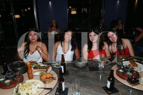(rest. Nativo) Brenda Santiago, Deisy Santiago, Britani González y Karla Huanosta