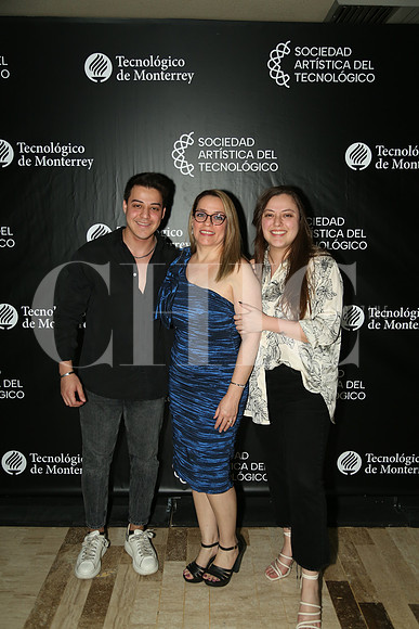 Mauricio Chena, Elizabet Guerra y Rebecca Chena