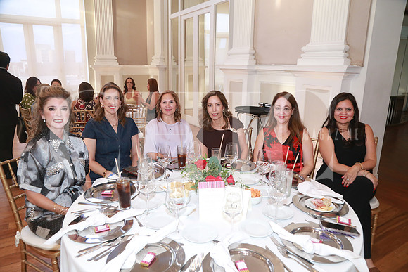 Isabel Name, Olivia de Saenz, Cecilia Villarreal, Irma Calderón, Lorena Zertuche y Violeta Hinojosa