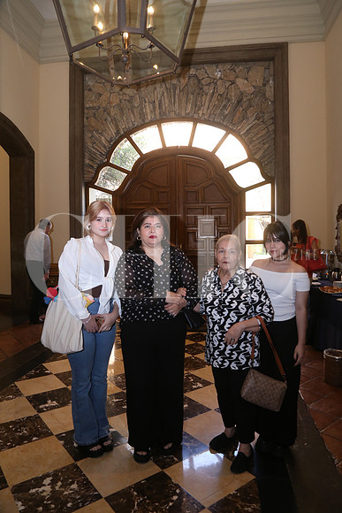 Roberta Morales, Viviana Peña. Otilia de Peña y Camila Morales